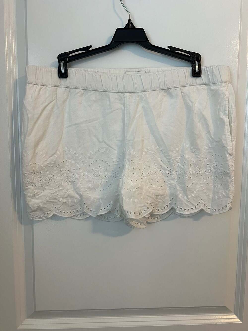 Vineyard Vines White Eyelet Scalloped Hem Shorts Size S